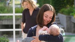 Wieder zusammen: Charly (Michelle Barthel, Mitte) hält ihr Baby vor Toni (Leo Reisinger, li.) und Luise (Wolke Hegenbarth, re.) stolz in den Armen.