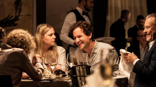 Wolfgang (Rolf Kanies), Julius (Moritz von Treuenfels), Marie (Ricarda Seifried, mittig) und Ángela (Marita Breuer) haben einen geselligen Abend im Restaurant.