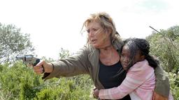 Zu allem entschlossen, rettet Andrea (Jutta Speidel) die kleine Tarisai (Kertrice Maitisa) aus den Fängen ihrer Entführer.