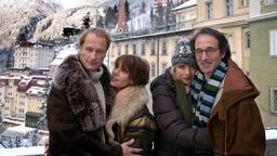 Zwei Paare im Schnee: Barbara (Maruschka Detmers, 2.v.li.) und Sebastian (Markus Knüfken, li.) sowie Silke (Anna Stieblich) und Walter (Holger Gotha).