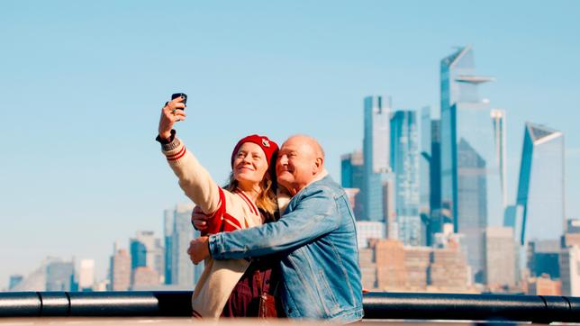 Alexander Kirchner (Burghart Klaußner) und Greta Brenner (Caroline Peters).