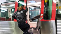 Mit voller Wucht wird Nina Sieveking (Wanda Perdelwitz) von einem der Täter aus der U-Bahn getreten.