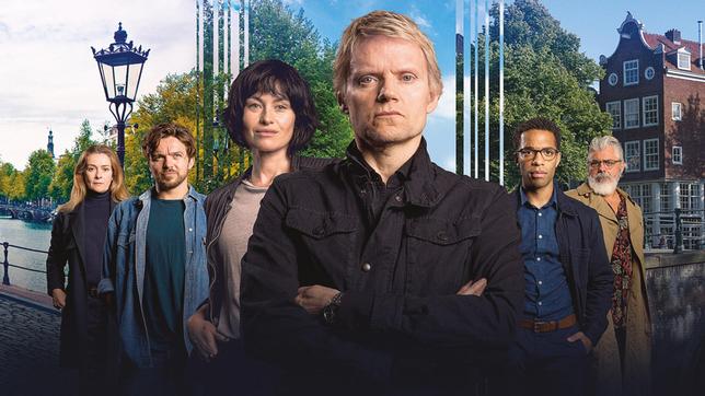 Der Amsterdamer Kommissar Piet Van der Valk (Marc Warren, Mitte) und sein Team Inspector Lucienne Hassel (Maimie McCoy, 3. v. li.), Sergeant Brad De Vries (Luke Allen-Gale), Job Cloovers (Elliot Barnes-Worrell), der Pathologe Hendrik Davie (Darrell D'Silva) und seine seine Chefin Julia Dahlman (Emma Fielding).