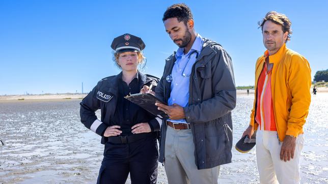 Auf Heimatbesuch joggt Tim (Oliver Mommsen, re.) zufällig an einem Tatort vorbei, wo er Wiebke (Antonia Bill, li.) und Dr. Müller (Benito Bause, Mitte) ordentlich auf die Nerven geht