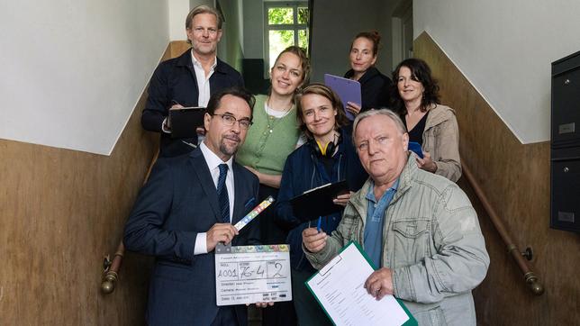 Drehstart zum "Tatort: Ich gestehe": v.l.n.r.: Jan Kruse (Produzent); Prof. Karl-Friedrich Boerne (Jan Josef Liefers); Anne Bolick (Kamerafrau); Isa Prahl (Regisseurin); Regine Bielefeldt (Drehbuch); Frank Thiel (Axel Prahl); Sophie Seitz (Redakteurin WDR)el Prahl); Sophie Seitz (Redakteurin WDR)