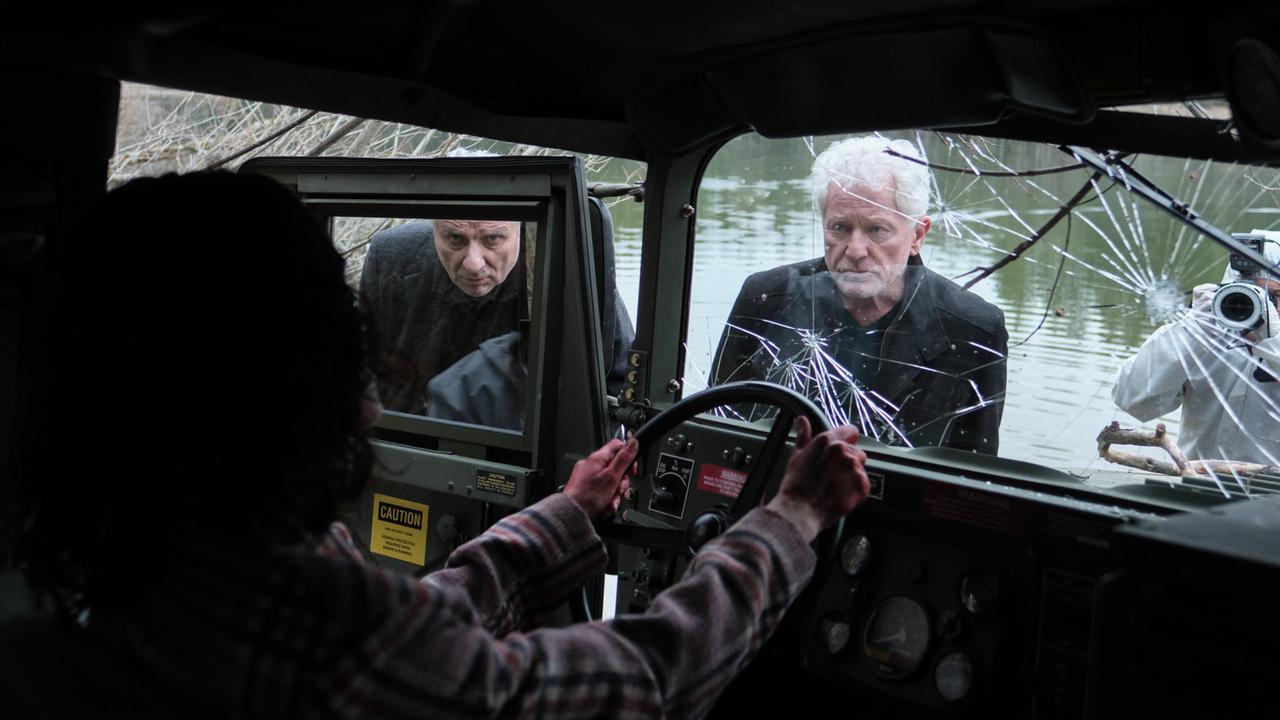 Eine unbekannte Tote wird in einem derangierten Militärfahrzeug gefunden. Der Tatort wirkt inszeniert, die Tote scheint an einem anderen Ort gestorben zu sein.