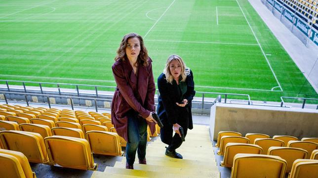 Die Ermittlerinnen Karin Gorniak (li, Karin Hanczewski) und Heni Sieland (re, Alwara Höfels) im Fußballstadion.