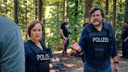 Die Kommissare Franziska Tobler (Eva Löbau) und Friedemann Berg (Hans-Jochen Wagner) müssen ein in den Wald geflüchtetes Paar aufspüren.