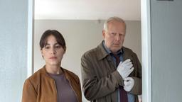 Die Kommissare Mila Sahin (Almila Bagriacik) und Klaus Borowski (Axel Milberg) am Tatort.