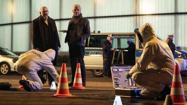 Freddy Schenk (l., Dietmar Bär) und  Max Ballauf (r., Klaus J. Behrendt) am Tatort. Von dem überfallenen Fabian Pavlou findet die KTU-Kollegen nur eine immense Blutspur. Es ist zu hoffen, dass ihn jemand ins Krankenhaus gebracht hat...