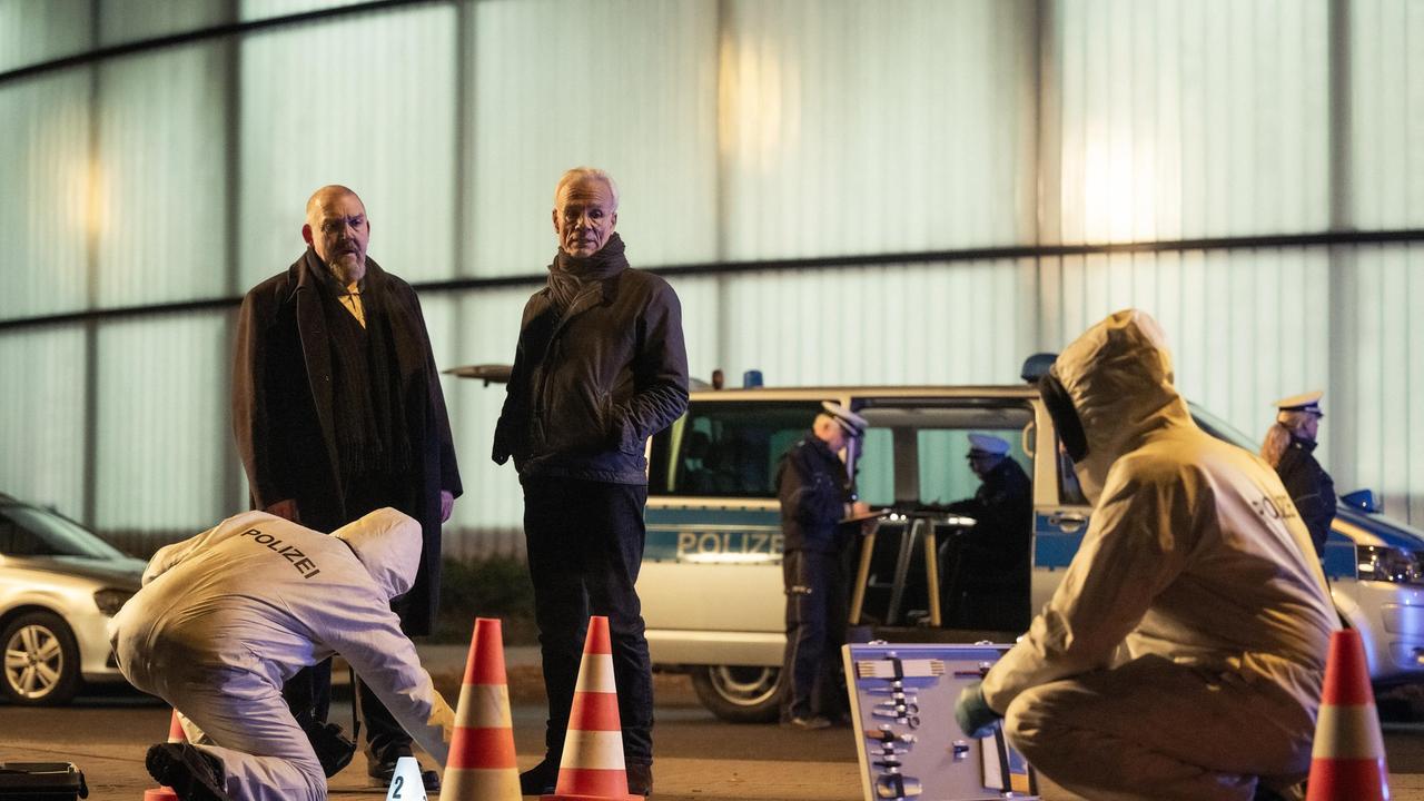 Freddy Schenk (l., Dietmar Bär) und  Max Ballauf (r., Klaus J. Behrendt) am Tatort. Von dem überfallenen Fabian Pavlou findet die KTU-Kollegen nur eine immense Blutspur. Es ist zu hoffen, dass ihn jemand ins Krankenhaus gebracht hat...