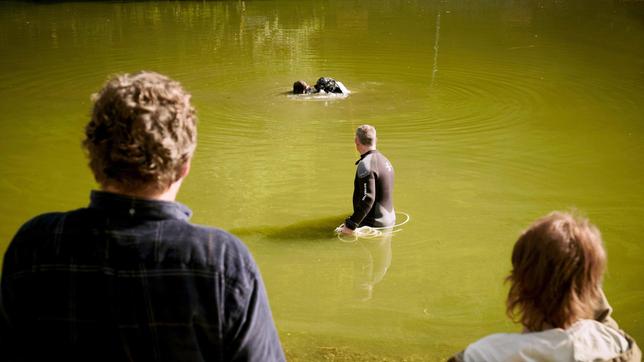 Friedemann Berg (Hans-Jochen Wagner) und Franziska Tobler (Eva Löbau) im Einsatz am Waldsee, weil dort eine Leiche geborgen wurde.