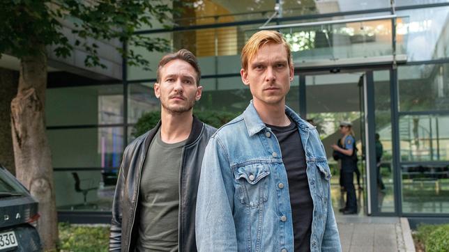 Hauptkommissare Leo Hölzer (Vladimir Burlakov) und Adam Schürk (Daniel Sträßer) vor dem Kommissariat in Saarbrücken