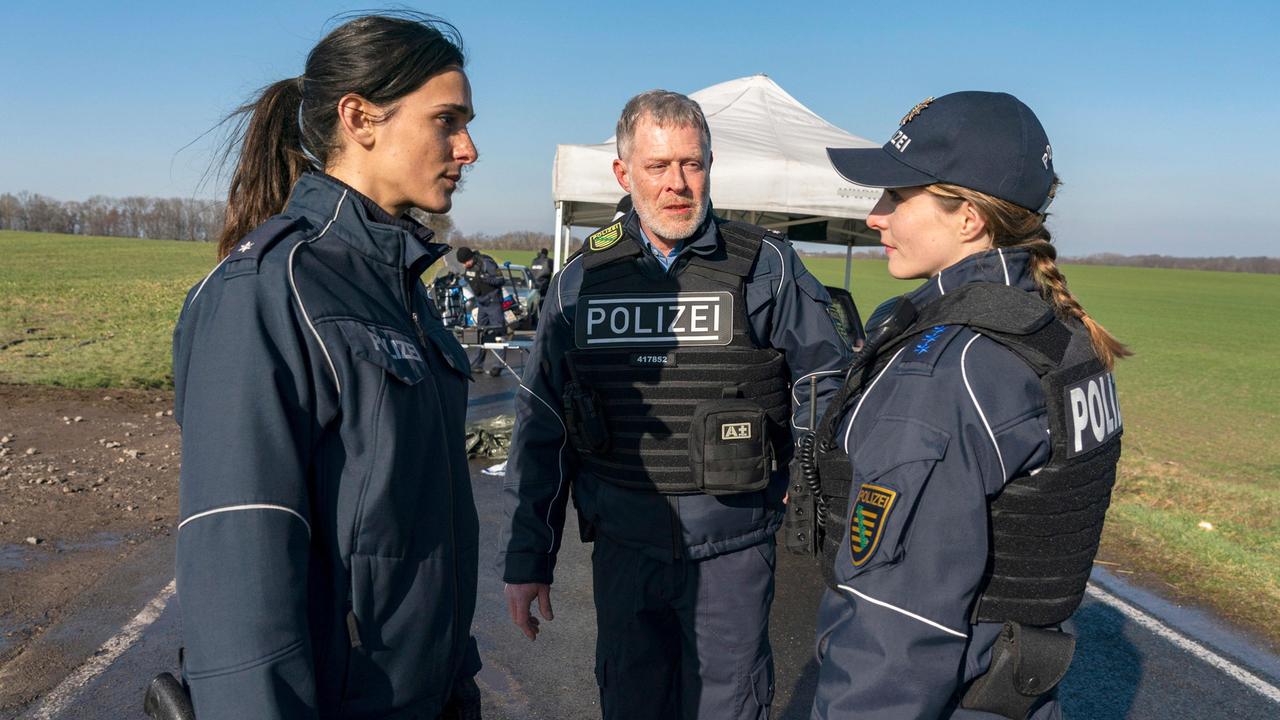 Im Foto: Leila Demiray (Aybi Era), Jens Riebold (Andreas Lust), Anna Stade (Paula Kroh) - Revierleiter Riebold suspendiert die beiden jungen Kolleginnen, da sie sich vom Tatort entfernt haben