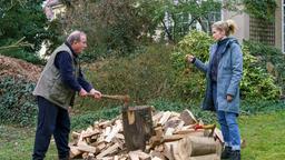 Im Foto: Otto Winkler (Uwe Preuss), Leonie Winkler (Cornelia Gröschel) - Leonie konfrontiert ihren Vater mit einem Fund aus der Vergangeheit ihres toten Bruders