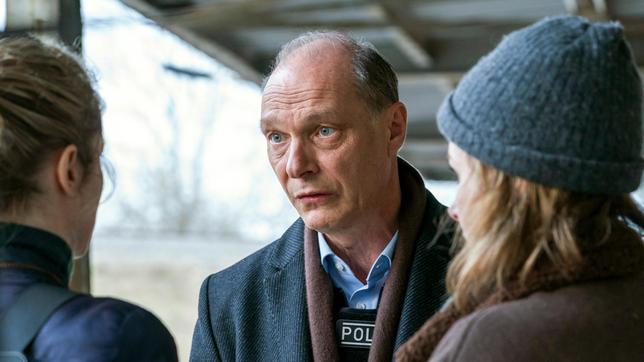 Im Foto: Peter Schnabel (Martin Brambach) mit Karin Gorniak (Karin Hanczewski), Leonie Winkler (Cornelia Gröschel) vor der Werkstatt von Marek Krug nach einem Schusswechsel