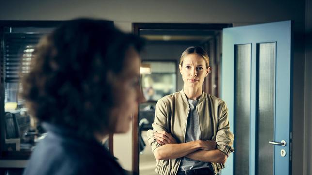 Johanna Stern (Lisa Bitter) versteht, was Lena Odenthal (Ulrike Folkerts) beschäftigt – aber sie will die Kollegin auch dazu bringen, sich um die Bewerbungen zu kümmern.