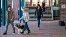 Mit der Erlaubnis, seinen Hund auszuführen, versucht Anton Leu (Ludwig Trepte) den kleinen Pit (Finn Lehmann) zu trösten, ein empathisches Verhalten, das Lena (Ulrike Folkerts) einleuchtet.