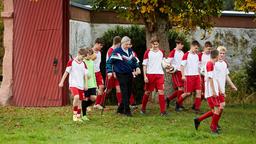 Pastor Otto (Hannes Hellmann) trainiert die Jungs des örtlichen Fußballvereins.