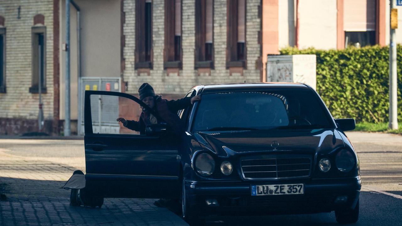 Paul (William Vonnemann) wird auf dem Weg zur Schule in ein Auto gezerrt und mitgenommen.