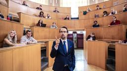 Prof. Karl-Friedrich Boerne (Jan Josef Liefers) macht den Party-Mord an Chris Haffner zum Thema seiner Vorlesung.