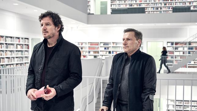 Sebastian Bootz (Felix Klare) und Thorsten Lannert (Richy Müller) bei einer Befragung in der Stadtbibliothek.