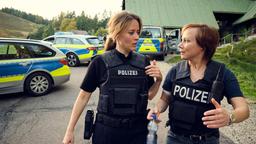 Steffi (Lucia Schulz) berichtet Franziska Tobler (Eva Löbau) von der Aufregung, die der Todesfall in der Bergbahn ausgelöst hat.