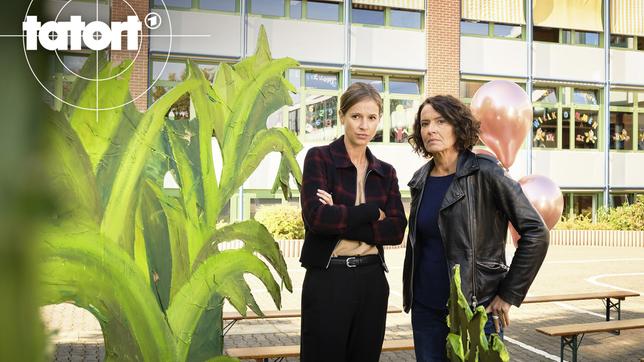 Johanna Stern (Lisa Bitter) und Lena Odenthal (Ulrike Folkerts) ermitteln in einer Schule am Tag des Schulfests.