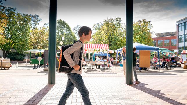 Trotz des Verbots kam Marlon am Morgen des Schulfests voll Entschlossenheit auf den Schulhof. Er wollte unbedingt bei den Vorführungen mitmachen.