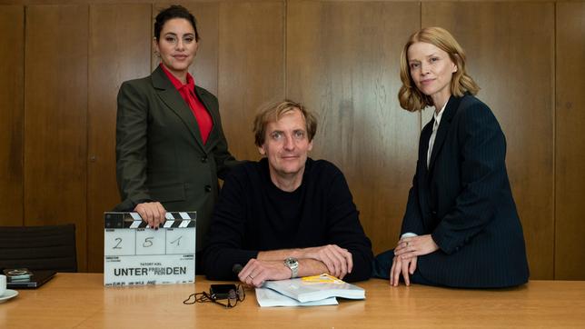 Doppel-"Tatort" für neues NDR-Team: Dreh in Kiel mit Almila Bagriacik (l.) und Karoline Schuch (r.). Regisseur ist Lars Kraume (m.).