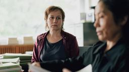 Franziska Tobler befragt Maki Benzinger, die Mutter des Opfers.