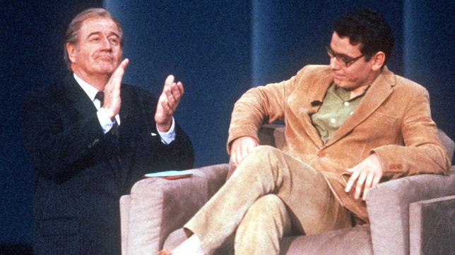 Der Showmaster und Schauspieler Hans-Joachim Kulenkampff (l.) spricht am 21.11.1987 in der letzten Ausgabe seiner Fernseh-Quizsendung "Einer wird gewinnen" mit dem Kandidaten Ivan Martin. 