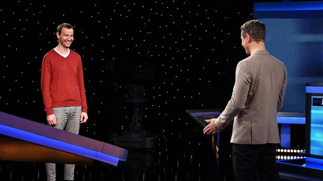 Moderator Alexander Bommes mit dem Kandidaten Benjamin Winkler.