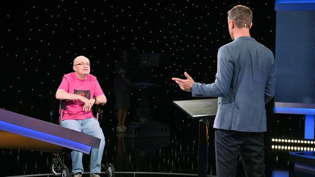 Moderator Alexander Bommes mit dem Kandidaten Stefan Franke.