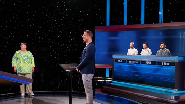 Moderator Alexander Bommes mit den Kandidat:innen: Petra Simeuncevic, Maik Bader, Cornelia Tensing und Kevin Klasen.