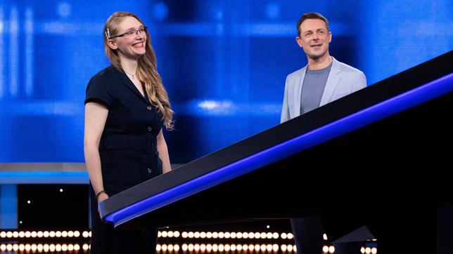 Moderator Alexander Bommes mit der Kandidatin Anna Staack.