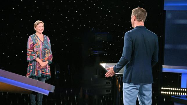 Moderator Alexander Bommes mit der Kandidatin Claudia Huth-Demirtas.