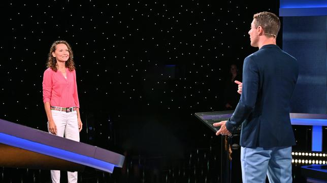 Moderator Alexander Bommes mit der Kandidatin Karolina Hammer.