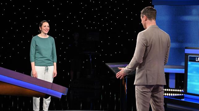 Moderator Alexander Bommes mit der Kandidatin Lara Ruthenberg (l).