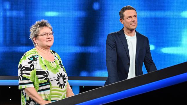 Moderator Alexander Bommes mit der Kandidatin Regine Fiedler.