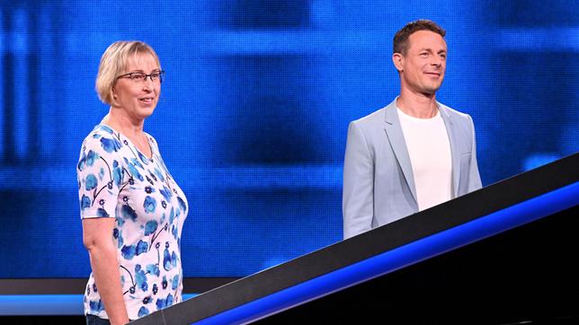 Moderator Alexander Bommes (re.) mit der Kandidatin Silke Bauer (li.).