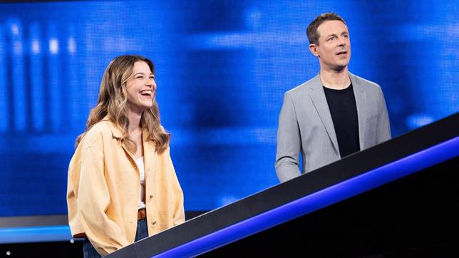 Moderator Alexander Bommes mit der Kandidatin Virginie Fahrner.