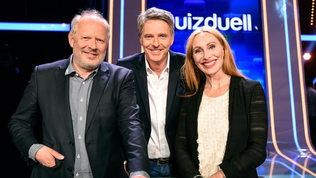 Moderator Jörg Pilawa begrüßt die Schauspieler Axel Milberg und Andrea Sawatzki. Sie treten gegen die Quizduell-Olympioniken Annika Schewe, Prof. Eckhard Freise und Thorsten Zirkel an.