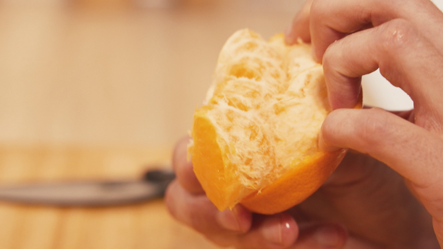 Wie lässt sich eine Mandarine einfach schälen?