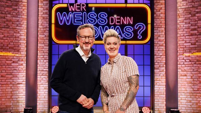 Die Kandidat:innen der Sendung: Der Arzt und  Fernsehmoderator Eckart von Hirschhausen (li.) und die Ärztin und Reality-TV Persönlichkeit Carola Holzner (re.).