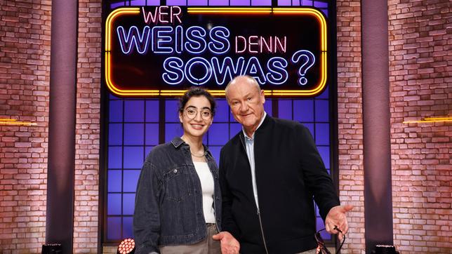 Die Kandidat:innen: Stand-up Comedienne Ana Lucía und der Radiomoderator und Komiker Bodo Bach.