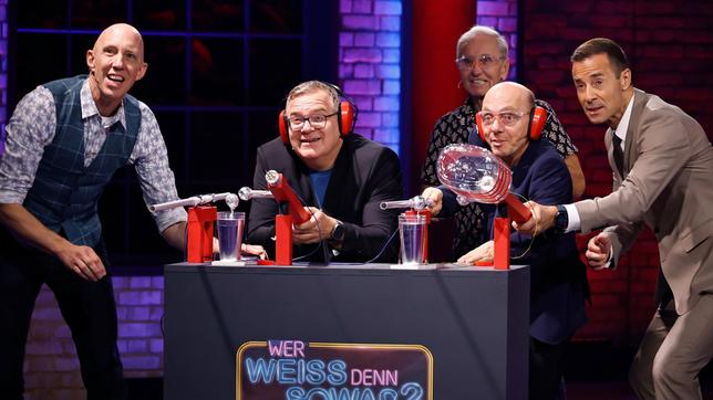 Marcus Weber von den „Physikanten“ präsentiert Experimente zu gestellten Fragen. Elton, Bernhard Hoëcker und Moderator Kai Pflaume spielen mit.