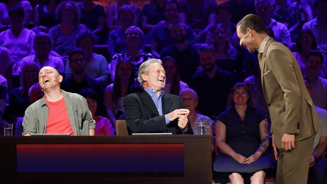 Moderator Kai Pflaume mit Rateteam-Kapitän Bernhard Hoëcker und dem ehemaligen Eiskunstläufer und Schauspieler Hans-Jürgen Bäumler.