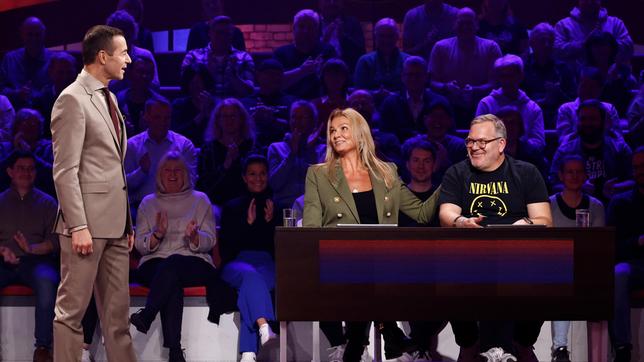 Moderator Kai Pflaume mit Rateteam-Kapitän Elton und der ehemalige Schwimmerin und heutigen Kommentatorin Franziska „Franzi“ van Almsick.