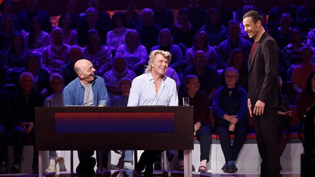 Moderator Kai Pflaume mit Rateteam-Kapitäne Bernhard Hoëcker und dem Zauberkünstler Hans Klok.